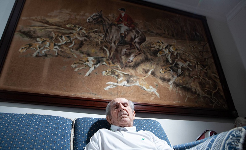 Procurador do caso Herzog que acobertou torturadores e pediu pena de morte para militantes, Durval Ayrton Moura de Araújo, de 99 anos, em frente ao seu quadro favorito, 'A caça às raposas' Foto: RAONI MADDALENA Procurador do caso Herzog que acobertou torturadores e pediu pena de morte para militantes, Durval Ayrton Moura de Araújo, de 99 anos, em frente ao seu quadro favorito, 'A caça às raposas' Foto: RAONI MADDALENA